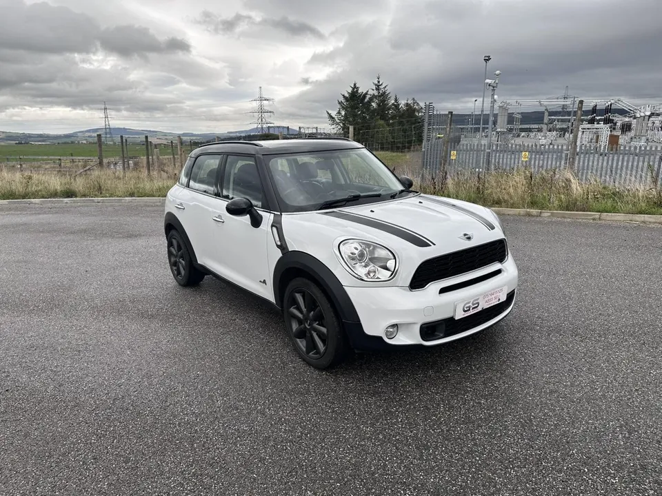 White, black roof MINI Countryman